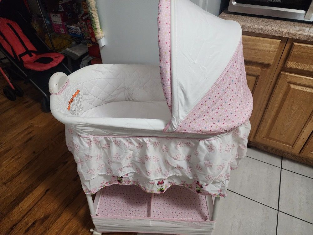 Minnie mouse gliding clearance bassinet