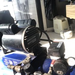 Campbell Hausfield 5 H.P 20 GALON AIR COMPRESSOR