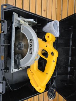 Dewalt Dc390 18V Circular Saw In the Case with 1 Battery and charger in a case