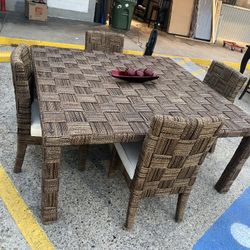 Beautiful Rattan Dining set! Patio Set! Excellent Condition! Table W/ 5 Chairs! Delivery Available