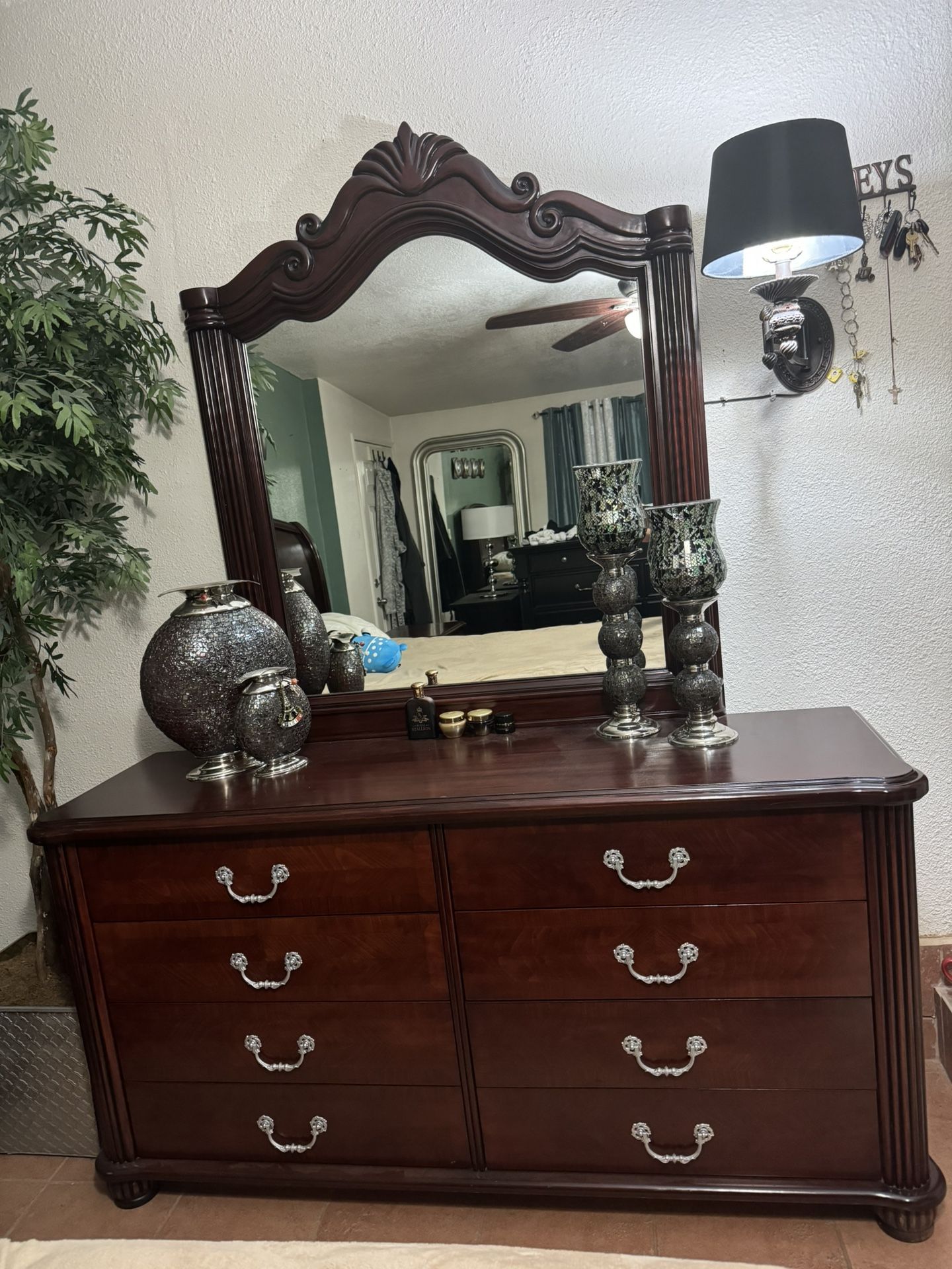 High Quality Solid Wood Dresser With Mirror In Good Condition