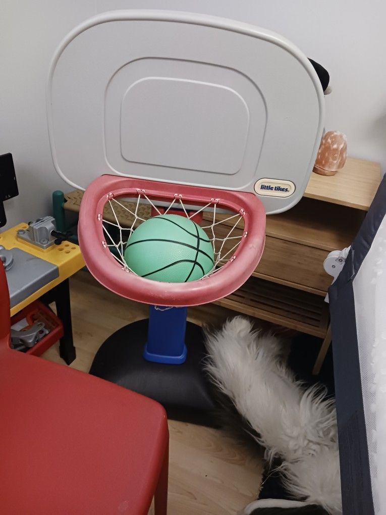 FREE FREE COME GET IT TODDLERS BASKETBALL HOOP