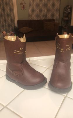 Size 4 baby boots in great condition almost new. $15