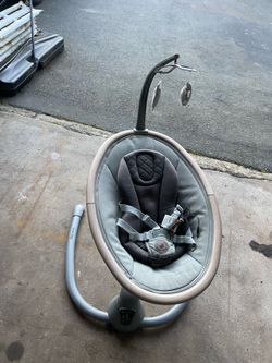 1. Baby bouncer/reclinable para bebé (gris) 2. Gimnasio/play mat acolchado para bebé 3. Andador/walker para bebé con juguetes 4. Silla mecedora eléctr