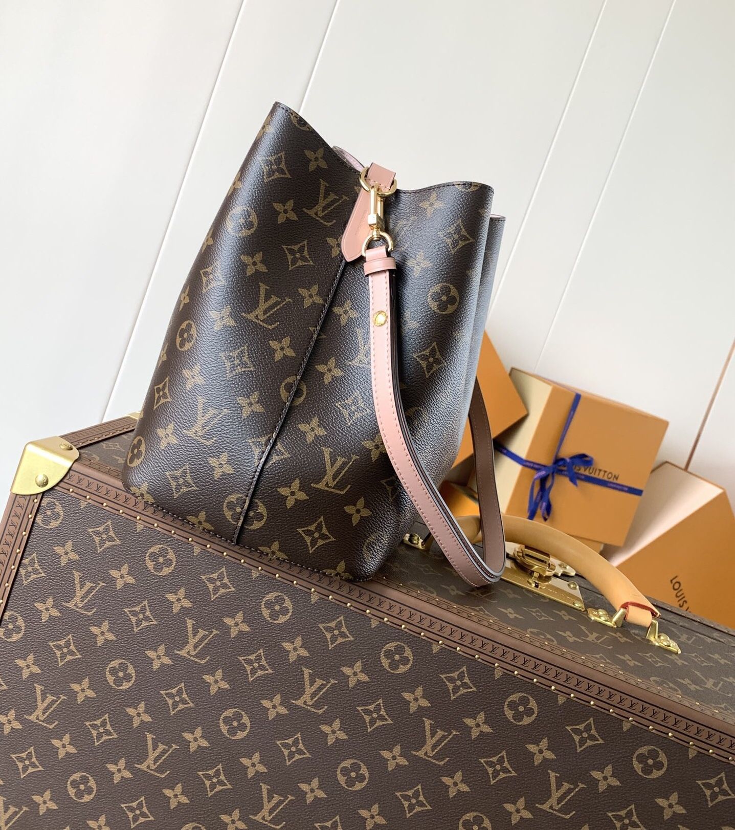 LOUIS VUITTON coated canvas with cowhide trim cross-body handbag(112)67