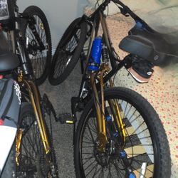 LIKE NEW Mongoose Temmisor MOUNTAIN BIKE 