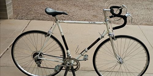 Vintage Cool 😎 in the sun White 1974 Raleigh Grand Prix –