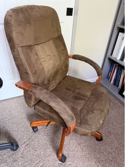 Beige Office Chair in good shape! Adjustable height and swivel!