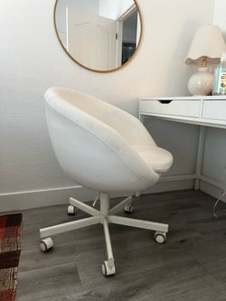 White desk chair