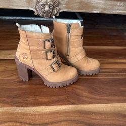 Women’s Cute Tan Timberland Boots With Buckle Size 5.5