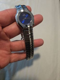 Womans tag uer  watch  like new condition  just need  battery