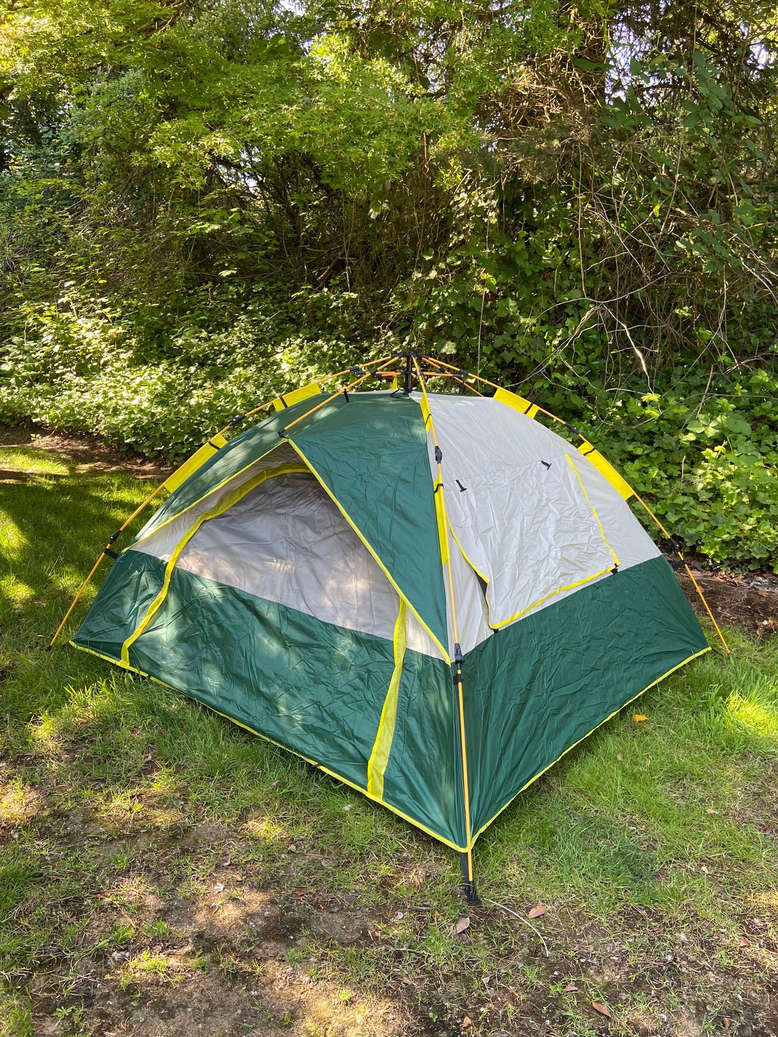 Pop up tent for 3-4 people. Waterproof and Windproof!