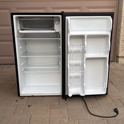 Mini Fridge for Bedroom 3.2 Cu.Ft Small Refrigerator with Freezer for Dorm Office, Compact Single Door Adjustable Thermostat Low Noise,Black