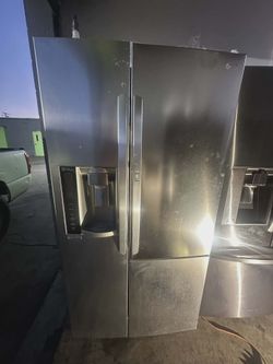 LG STAINLESS STEEL DOOR IN DOOR SIDE BY SIDE REFRIGERATOR ICE AND WATER DISPENSER