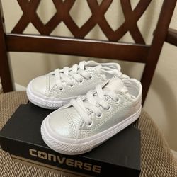 Converse Infant Size 5 White With Shine Sneakers