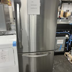 LG 33 Inch (25.5 cu. ft.) Bottom Freezer Refrigerator with Ice Maker (NEW) (1 YR WARRANTY)