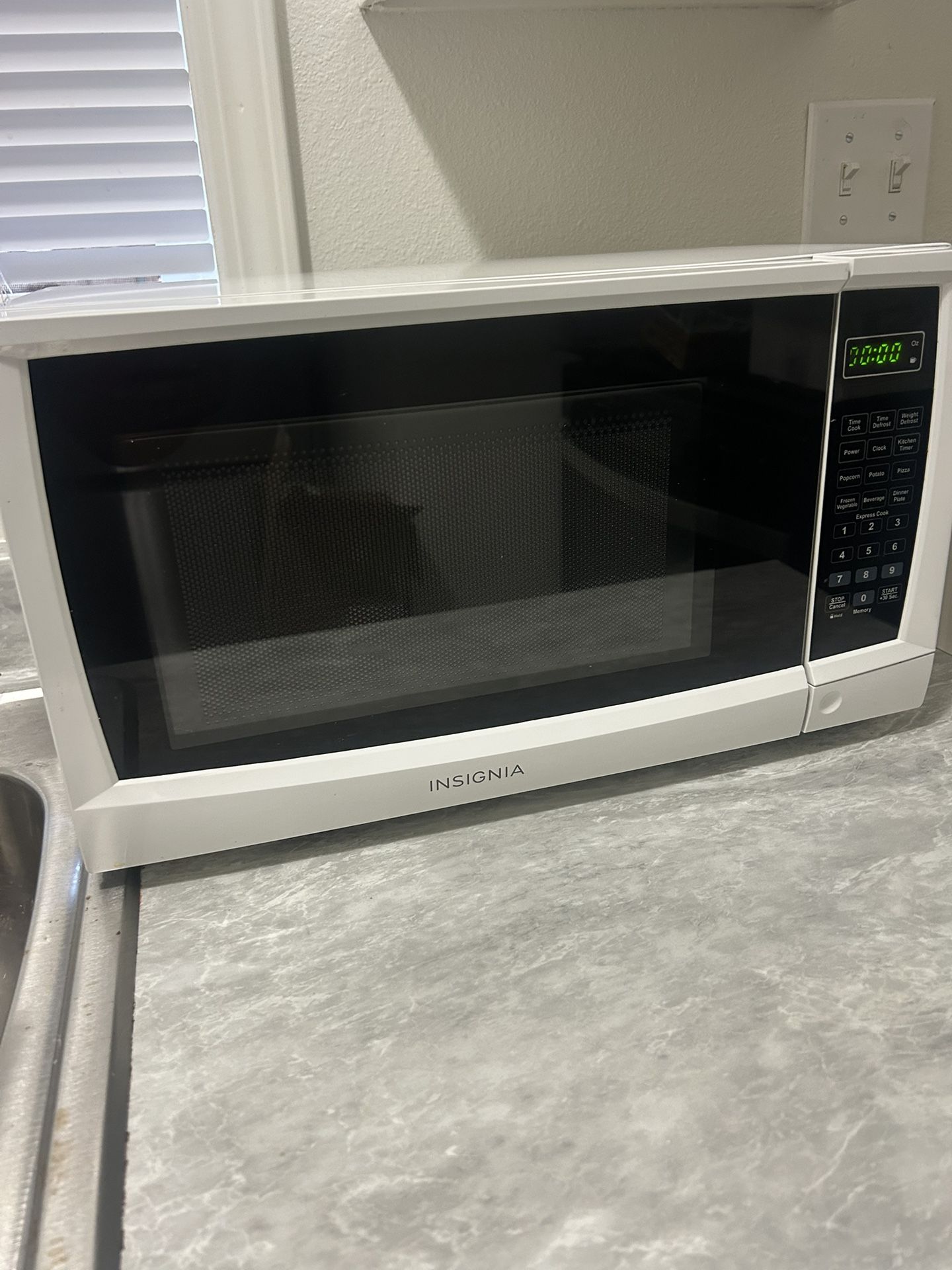 Insignia Compact White Microwave .7 Cu. Ft