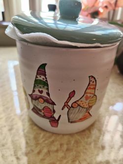 Recipiente De Cerámica Con Pareja De Gnomos