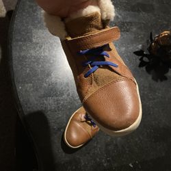 Boys Size 7 Young Uggs Shoes