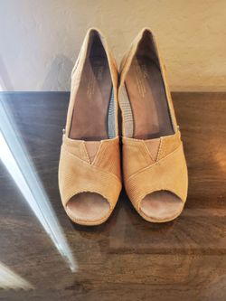 Tom's size 9 camel wedge