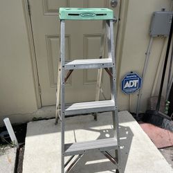 4 foot aluminum ladder working good
