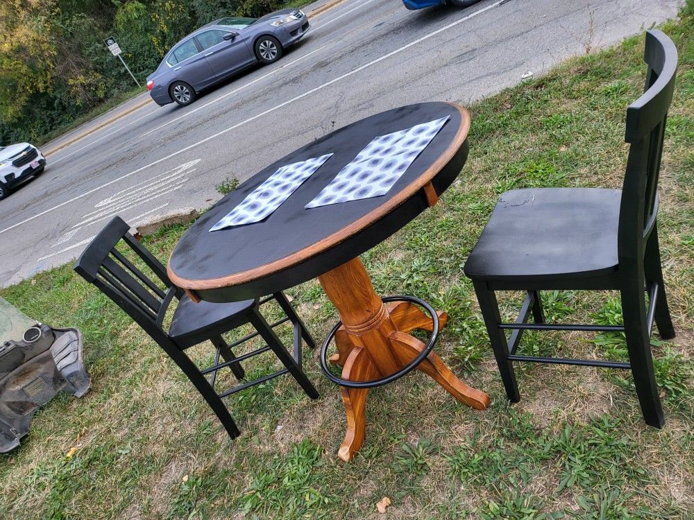 Bar Table And 2 Stools Wth h a Rug