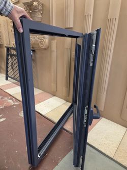 Aluminum  window  .