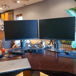 2 Dell Monitors Excellent Condition 