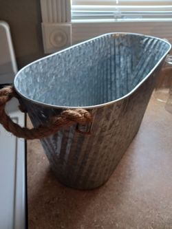 Cesta de metal grande.