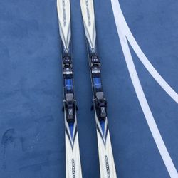 Women’s Snow Skis
