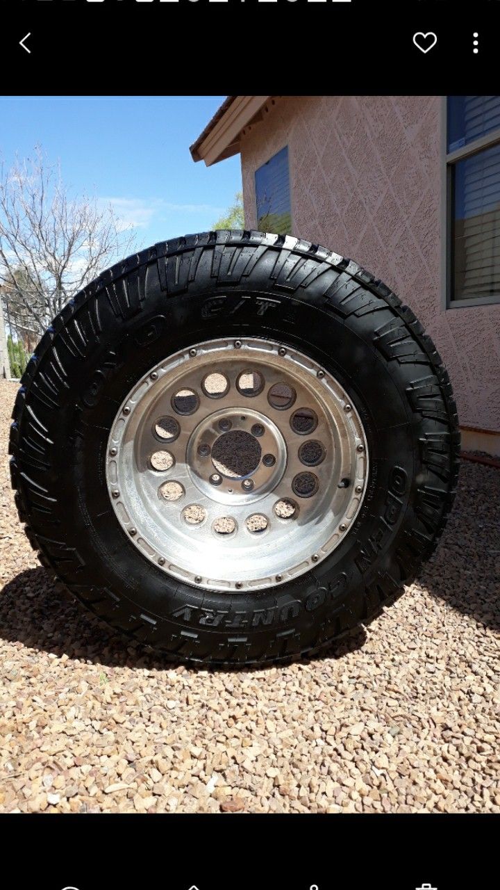 Selling one tire and rim toyo open country 35x12.50x18 good condition 6 lugs for chevy 95% $ 95