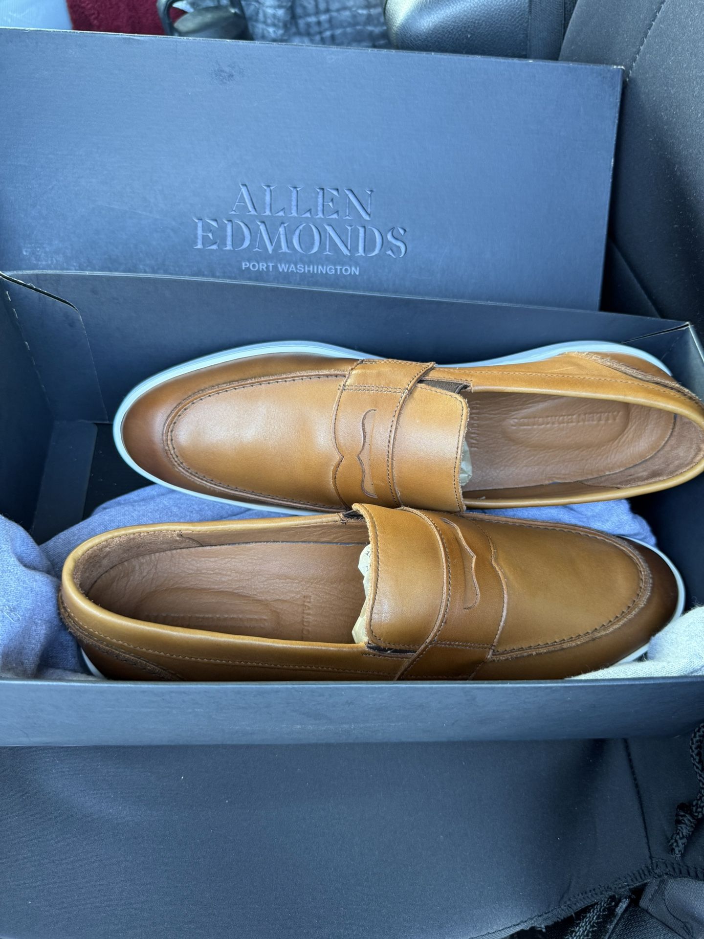 Men’s Leather Loafers. Size 9.5.   BRAND NEW