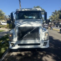 2014 Volvo Semi Truck 