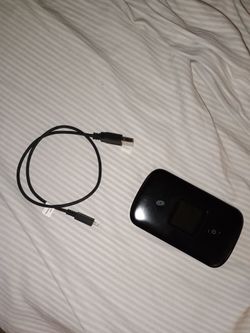 Straight Talk Moxee Mobile Wi-Fi Hotspot with USB Cable
