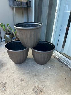 New pots planters 10 each  plastic