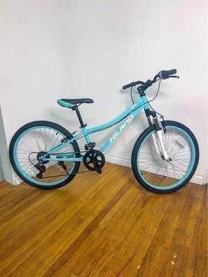 Free 🎁 with purchase Like New 24 in kids Bike
