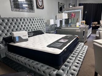 Beautiful bed set! 🩷🔥 Easy Financing! Available in black!