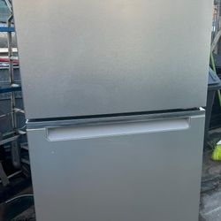 Whirlpool Top-Freezer Refrigerador (Semi New)