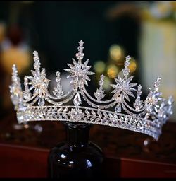 New Sparkly Silver Rhinestone Crown Tiara