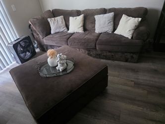 Sofá and center table