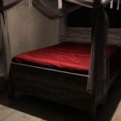 Queen Poster/Canopy Bed Signature Design By Ashley 