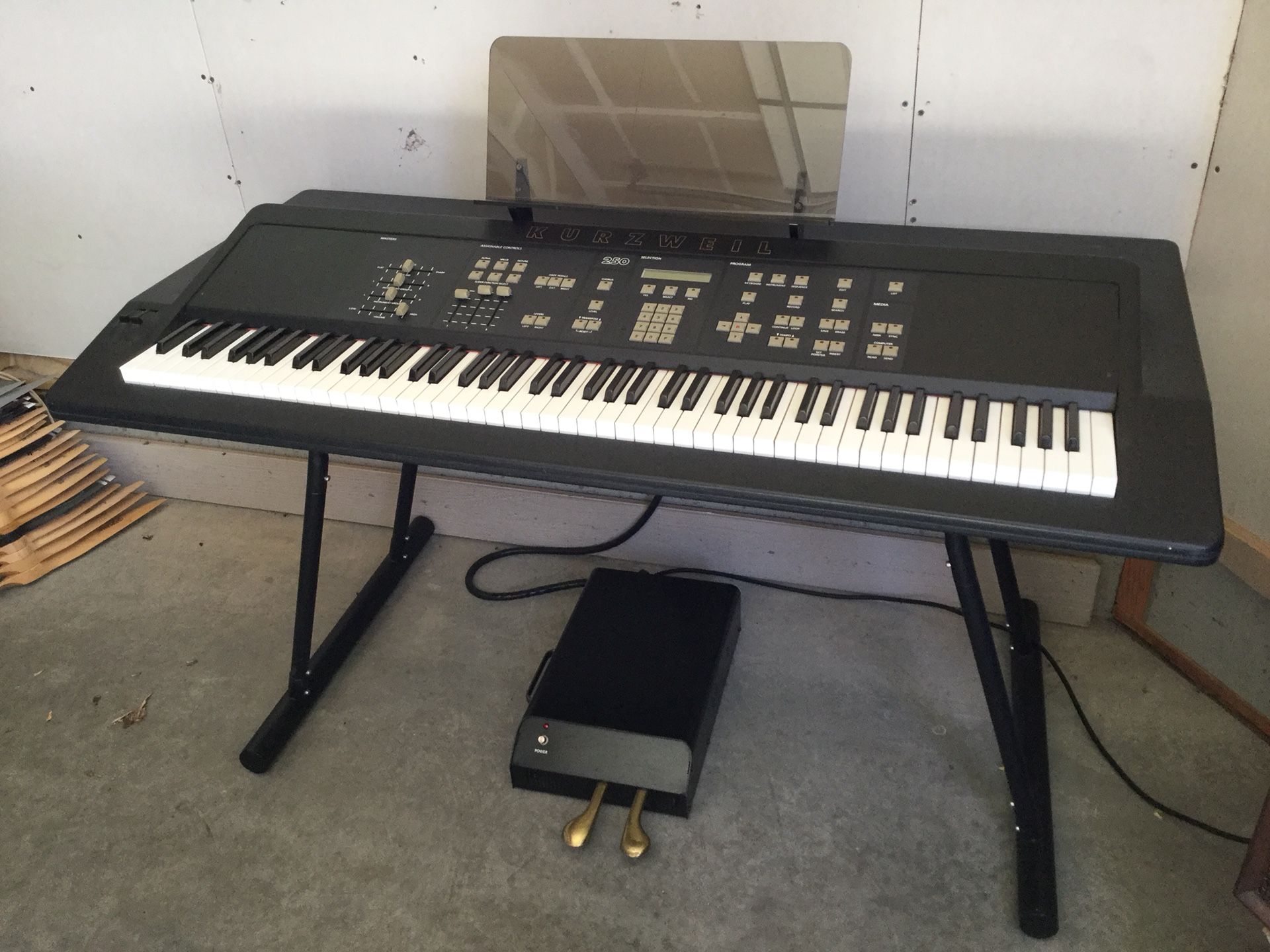 Kurzweil K250 Synthesizer Keyboard