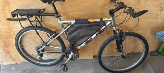 GT Aggressor Mountain Bike w/accessories!(53 CM Frame)