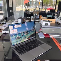 Apple 13” 2024 MacBook Air M3 Chip 16GB Ram 512SSD 100%Battery! 90 day warranty! We offer financing!