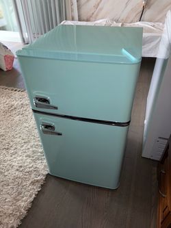 Insignia 3.1 Cu Ft Retro Mini Fridge w/ Separate Freezer – Mint Green