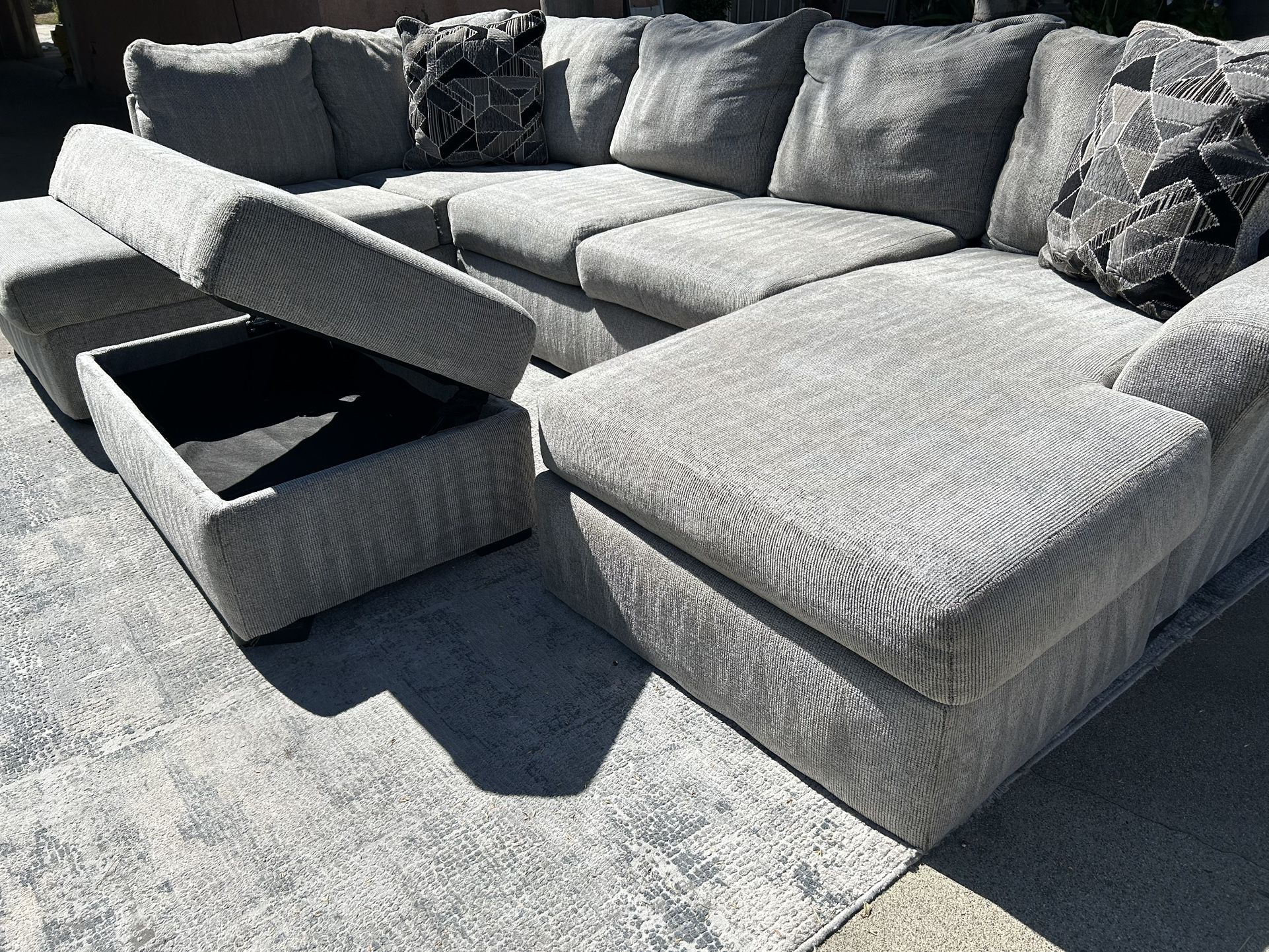 4 Piece Sectional with Ottoman Storage from Broyhill Collection