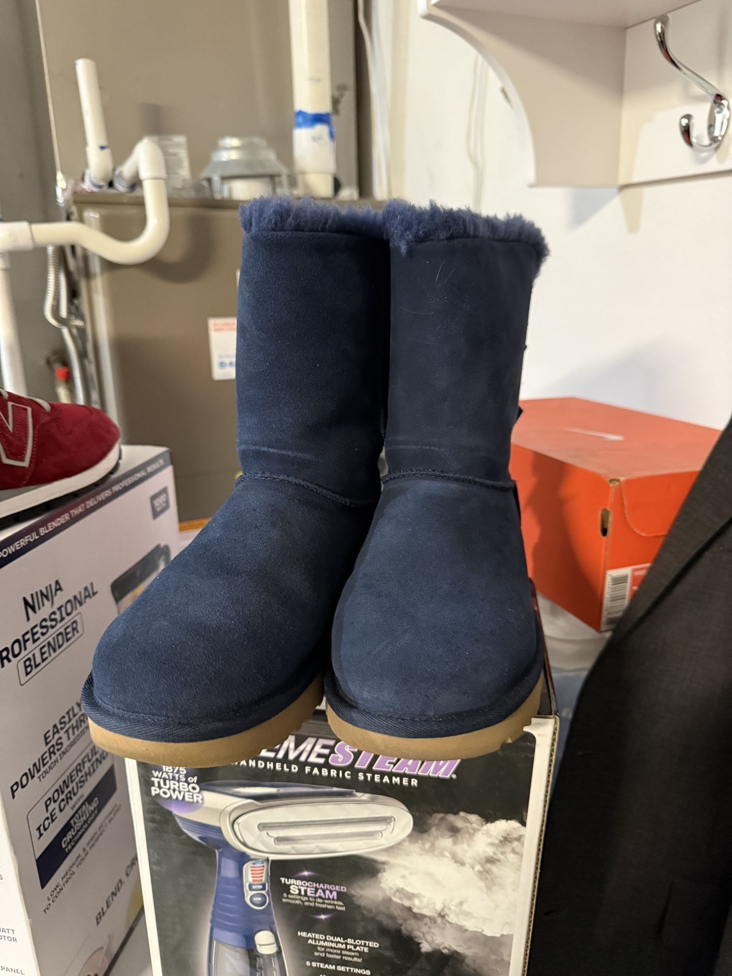 95% New UGG BAILEY BOW NAVY WOMEN BOOT US Size 7