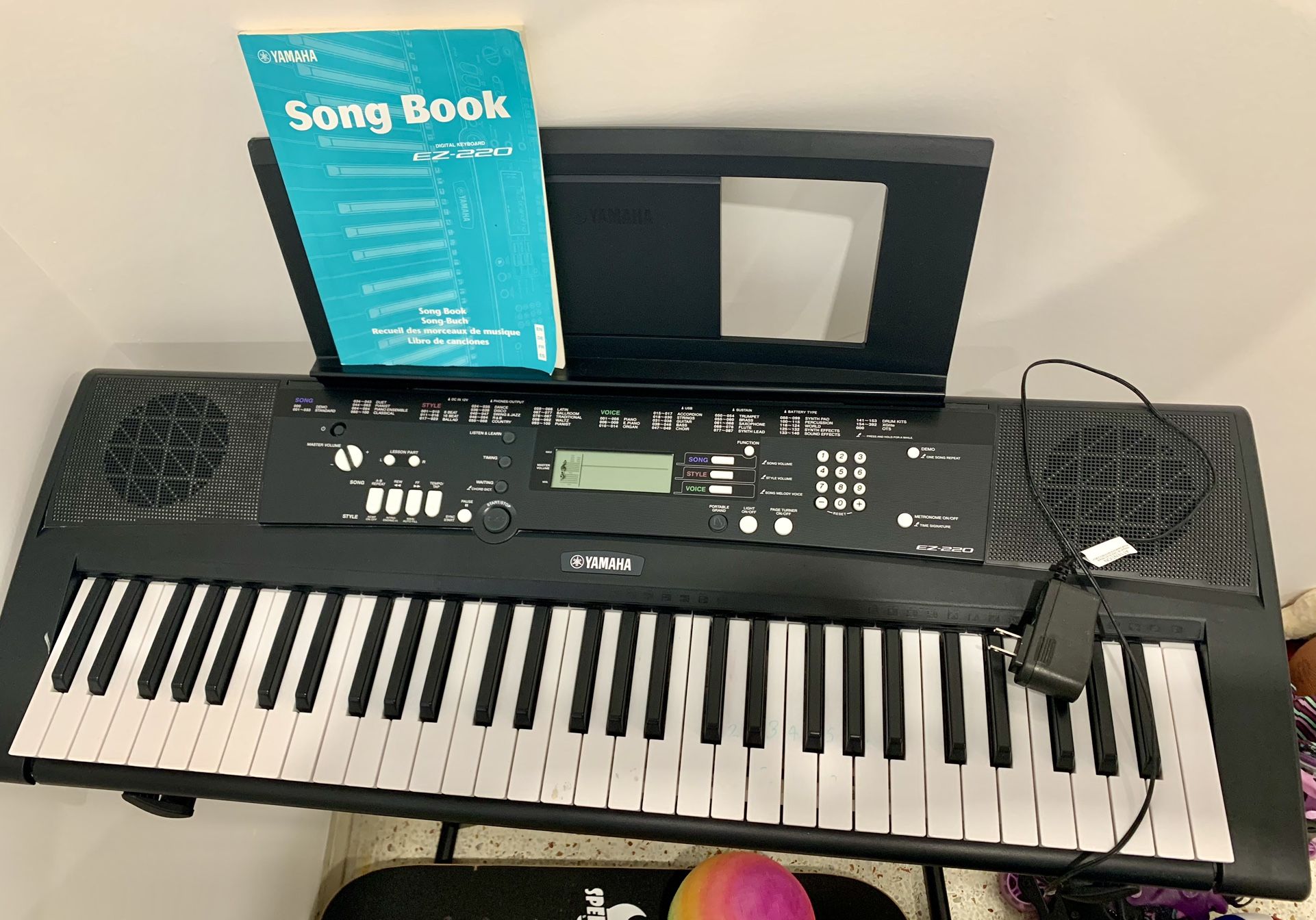 Yamaha EZ 220 61 Key Lighted Key Portable (X Locking