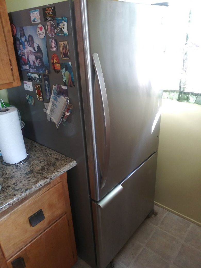 Kenmore fridge with bottom freezer (needs repair)