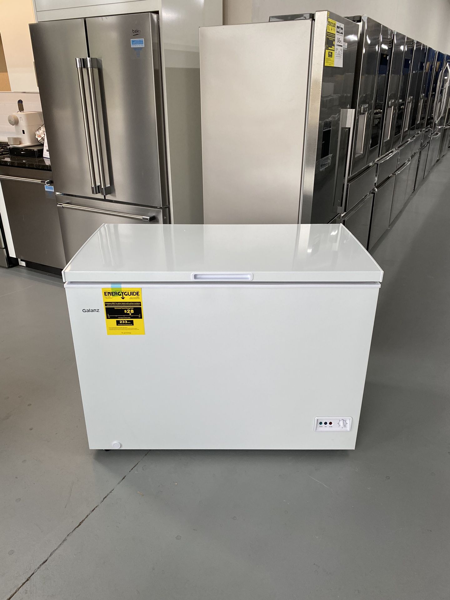 BRAND NEW Galanz GLF10CWED01 Manual Defrost Chest Freezer, Mechanical Temperature Control, 10.0 Cu.Ft, White
